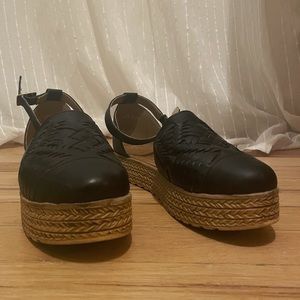 Sz 9 black platform sandals